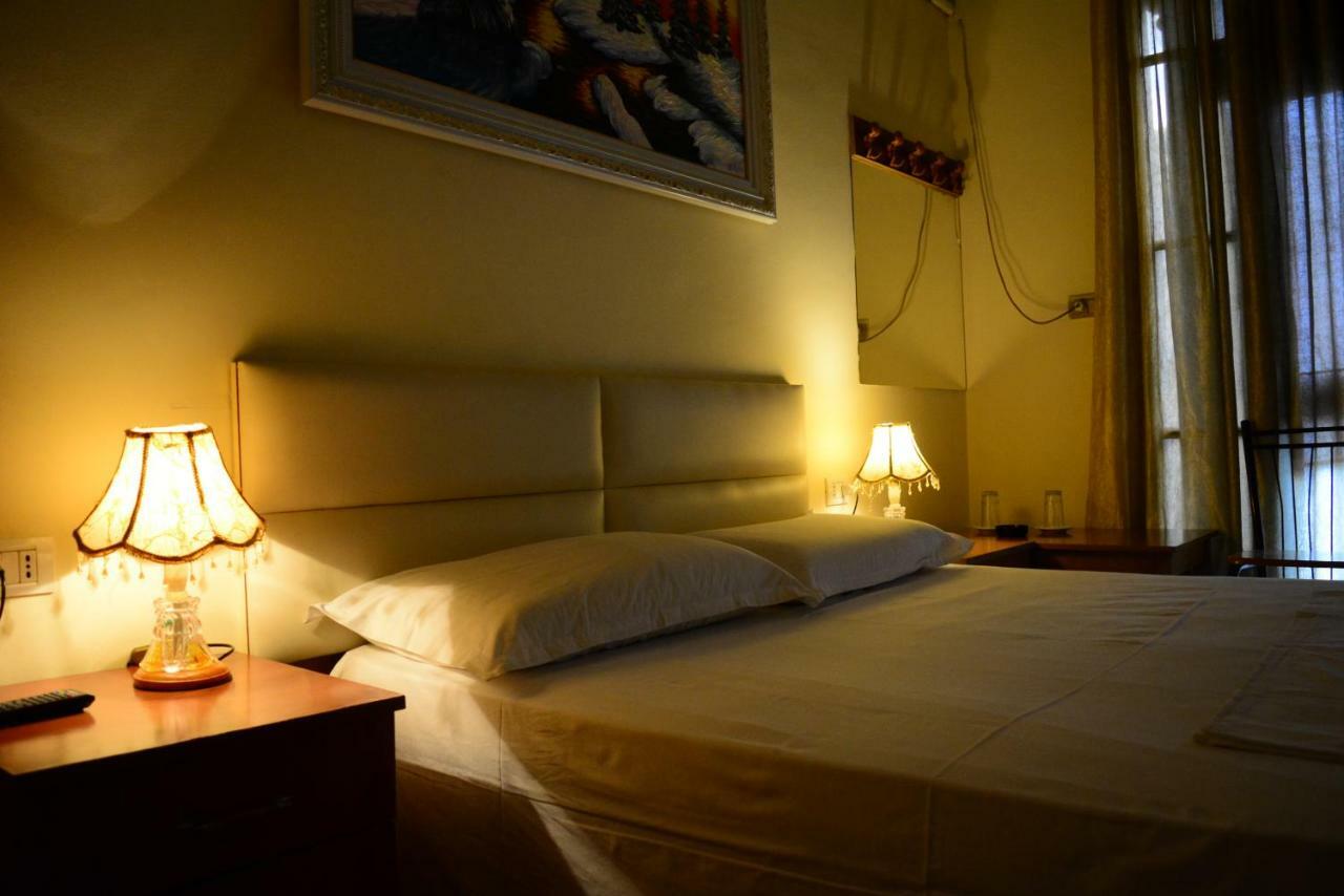 Hotel Republika Тирана Экстерьер фото
